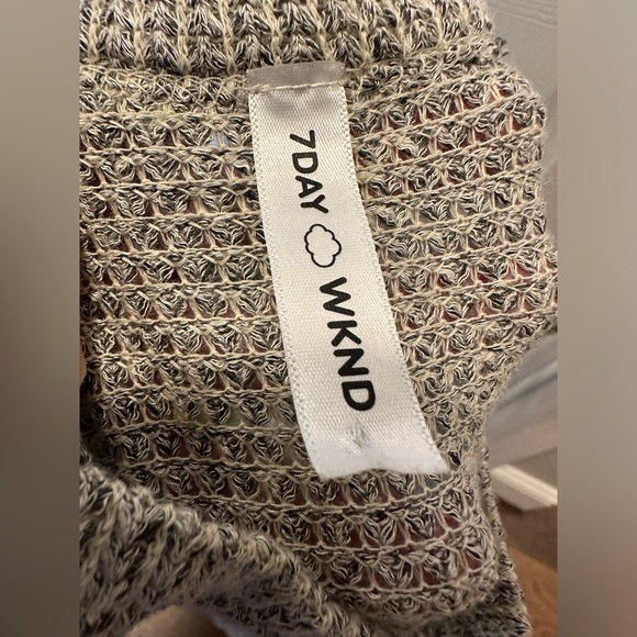 *bundle* Four cute summer tops. Size Medium. - Picture 13 of 16